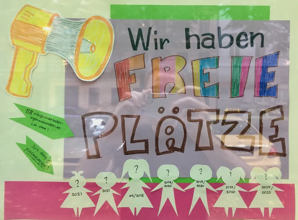 Aushang „Wir haben freie Plätze“ im Fenster des Kinderladens